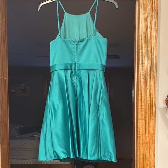 Elegant Green Satin Dress - Picture 2 of 2